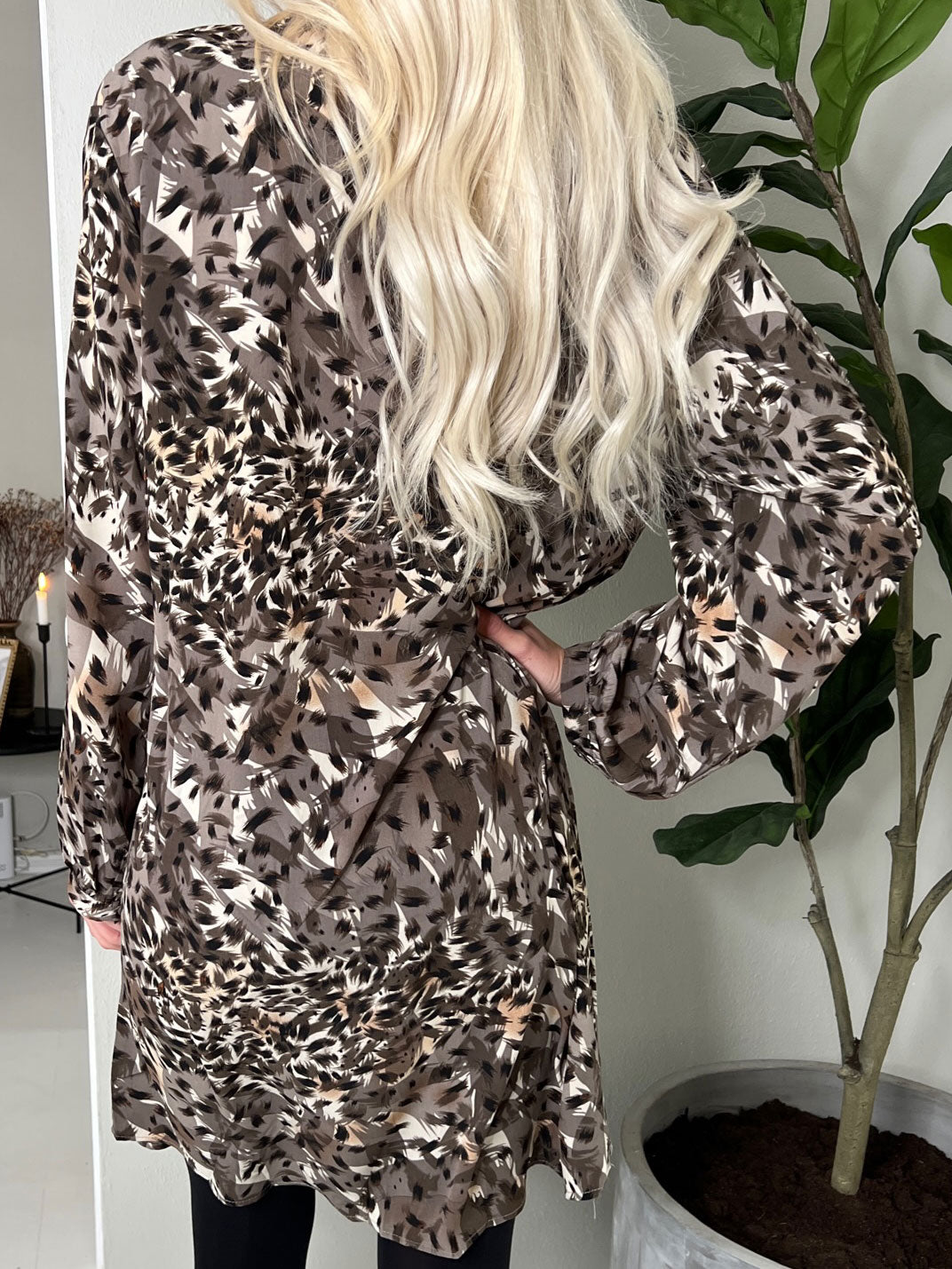 Dove - Lätt tunikaklänning med mönster - Taupe